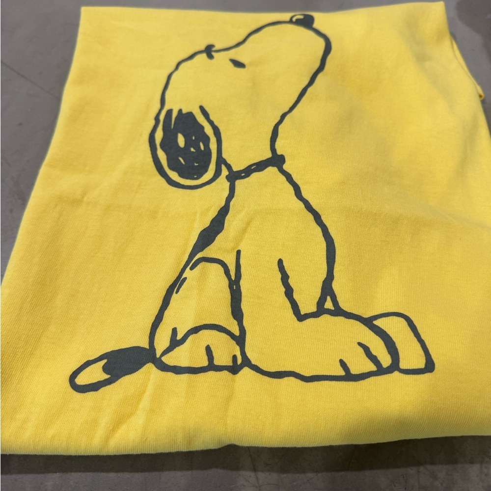Yellow  SNOOPY tee-get in on the peanuts trend🔥 unisex, listed under women’s